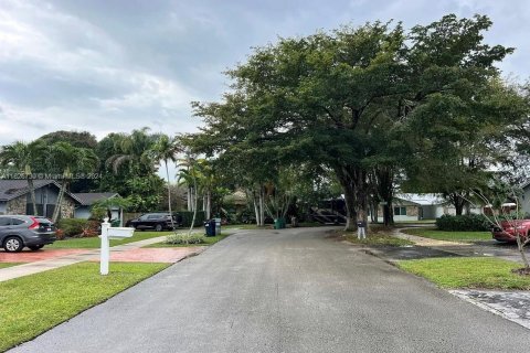 Casa en venta en Miami, Florida, 4 dormitorios, 220.36 m2 № 1415603 - foto 8