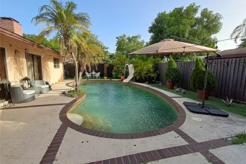 Casa en venta en Miami, Florida, 4 dormitorios, 220.36 m2 № 1415603 - foto 10