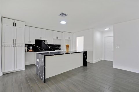 Casa en venta en Miami, Florida, 4 dormitorios, 193.14 m2 № 1357247 - foto 9