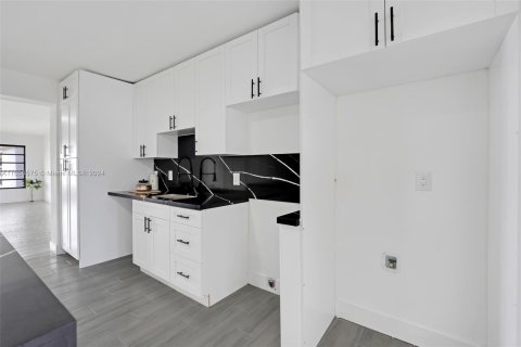 Casa en venta en Miami, Florida, 4 dormitorios, 193.14 m2 № 1357247 - foto 13