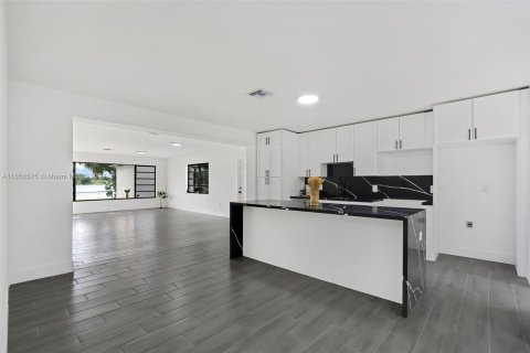 Casa en venta en Miami, Florida, 4 dormitorios, 193.14 m2 № 1357247 - foto 8