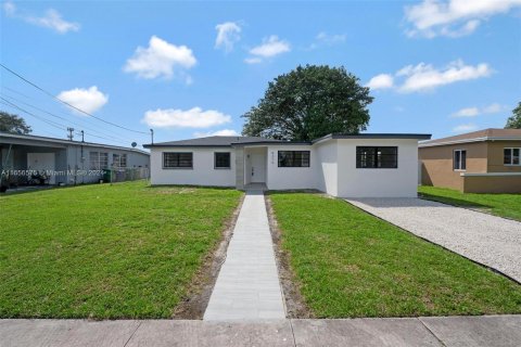 House in Miami, Florida 4 bedrooms, 193.14 sq.m. № 1357247 - photo 2