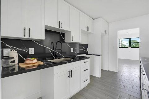 Casa en venta en Miami, Florida, 4 dormitorios, 193.14 m2 № 1357247 - foto 11