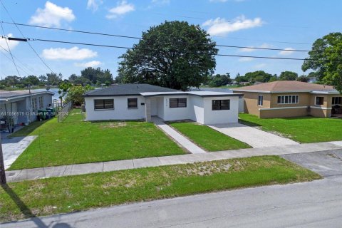 House in Miami, Florida 4 bedrooms, 193.14 sq.m. № 1357247 - photo 3