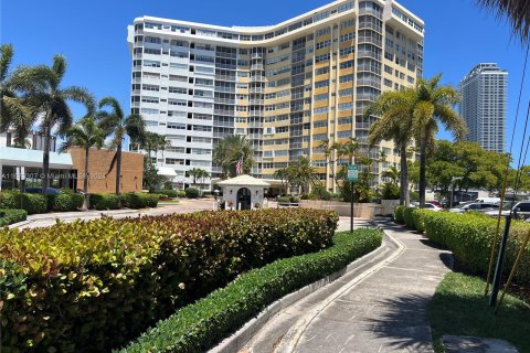 Condo in Hallandale Beach, Florida, 2 bedrooms  № 1396173 - photo 3