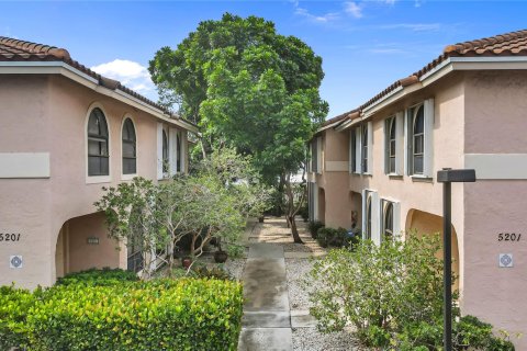 Condo in Fort Lauderdale, Florida, 3 bedrooms  № 1182658 - photo 1