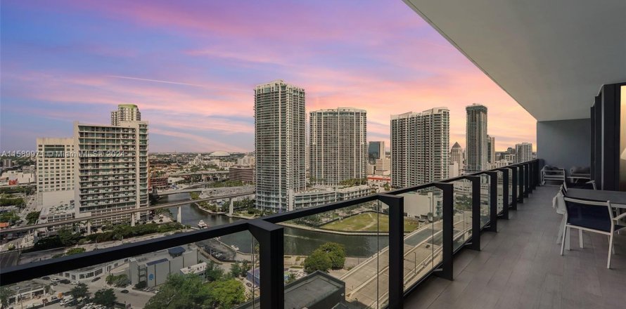 Condo in Miami, Florida, 3 bedrooms  № 1179323