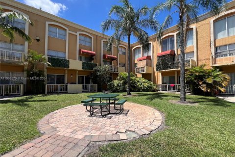 Condominio en venta en Hialeah, Florida, 1 dormitorio, 91.23 m2 № 1120373 - foto 26