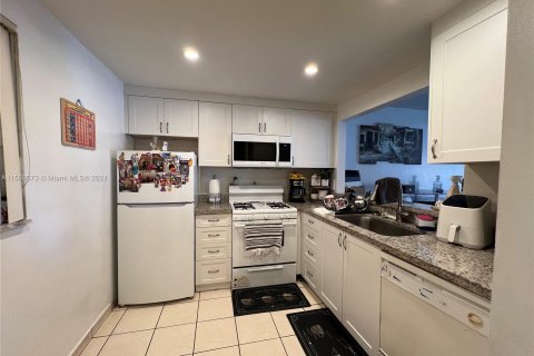 Condo in Hialeah, Florida, 1 bedroom  № 1120373 - photo 8