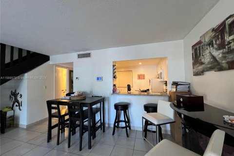 Condominio en venta en Hialeah, Florida, 1 dormitorio, 91.23 m2 № 1120373 - foto 12