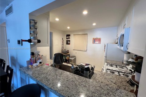 Condominio en venta en Hialeah, Florida, 1 dormitorio, 91.23 m2 № 1120373 - foto 10