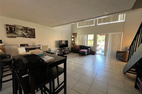 Condo in Hialeah, Florida, 1 bedroom  № 1120373 - photo 11