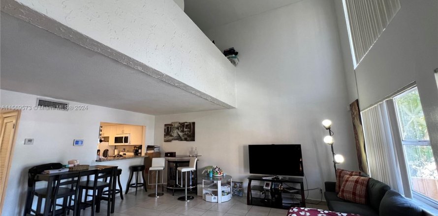 Condominio en Hialeah, Florida, 1 dormitorio  № 1120373