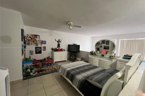 Condo in Hialeah, Florida, 1 bedroom  № 1120373 - photo 17