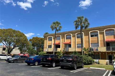 Condo in Hialeah, Florida, 1 bedroom  № 1120373 - photo 2