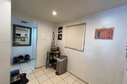 Condo in Hialeah, Florida, 1 bedroom  № 1120373 - photo 9