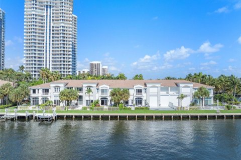 Adosado en venta en Aventura, Florida, 5 dormitorios, 297.29 m2 № 1231974 - foto 2