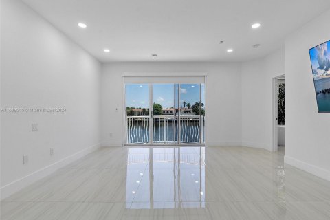 Adosado en venta en Aventura, Florida, 5 dormitorios, 297.29 m2 № 1231974 - foto 25