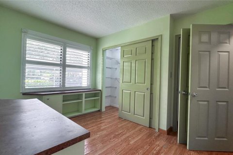 Condo in Saint Petersburg, Florida, 2 bedrooms  № 1340687 - photo 11