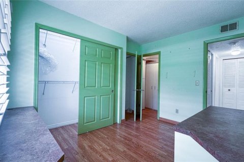 Condo in Saint Petersburg, Florida, 2 bedrooms  № 1340687 - photo 12