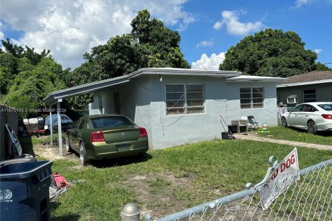 House in Miami, Florida 2 bedrooms, 73.58 sq.m. № 1388269 - photo 3