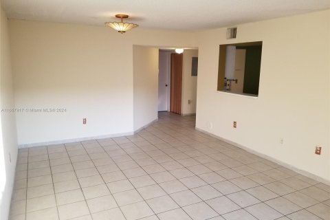 Condo in Miami, Florida, 2 bedrooms  № 1388288 - photo 12