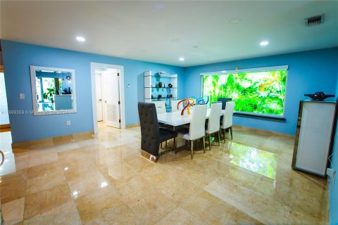 House in Miami, Florida 4 bedrooms, 371.05 sq.m. № 1388210 - photo 24