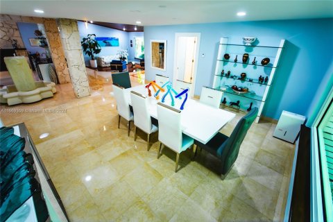 Villa ou maison à vendre à Miami, Floride: 4 chambres, 371.05 m2 № 1388210 - photo 25