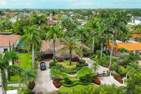 Villa ou maison à vendre à Miami, Floride: 4 chambres, 371.05 m2 № 1388210 - photo 1