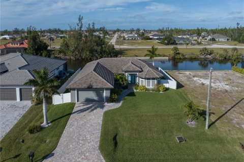 House in Cape Coral, Florida 3 bedrooms, 165.46 sq.m. № 939221 - photo 30