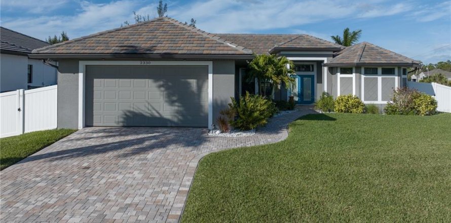 House in Cape Coral, Florida 3 bedrooms, 165.46 sq.m. № 939221