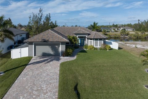 Villa ou maison à vendre à Cape Coral, Floride: 3 chambres, 165.46 m2 № 939221 - photo 4