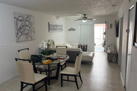 Condominio en venta en Hialeah, Florida, 2 dormitorios, 82.68 m2 № 1423180 - foto 2