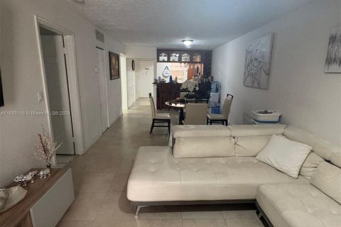 Condominio en venta en Hialeah, Florida, 2 dormitorios, 82.68 m2 № 1423180 - foto 3