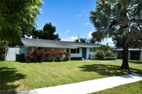 House in Cutler Bay, Florida 4 bedrooms, 158.31 sq.m. № 1292485 - photo 1