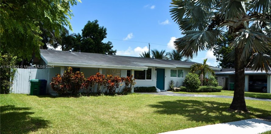 House in Cutler Bay, Florida 4 bedrooms, 158.31 sq.m. № 1292485