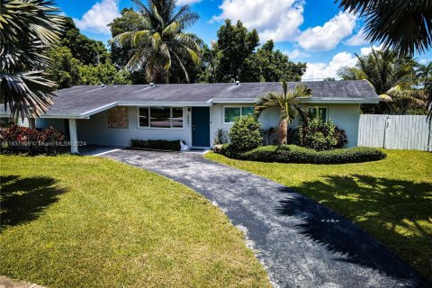 House in Cutler Bay, Florida 4 bedrooms, 158.31 sq.m. № 1292485 - photo 2