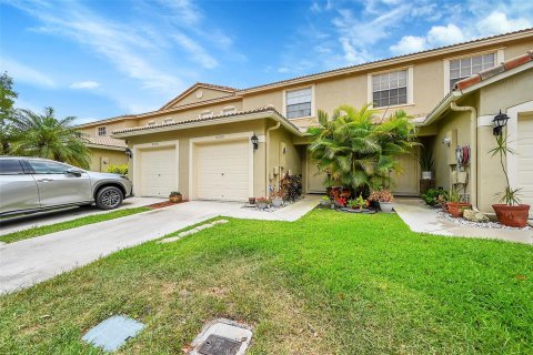 Townhouse in Tamarac, Florida 2 bedrooms, 114.27 sq.m. № 1178470 - photo 3