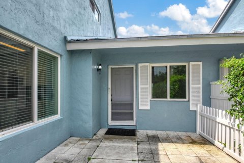 Townhouse in Lake Worth, Florida 3 bedrooms, 121.52 sq.m. № 1178578 - photo 23