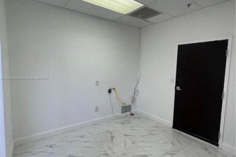 Propiedad comercial en venta en North Miami, Florida № 1388130 - foto 3