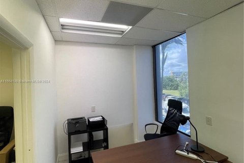 Propiedad comercial en venta en North Miami, Florida № 1388130 - foto 2