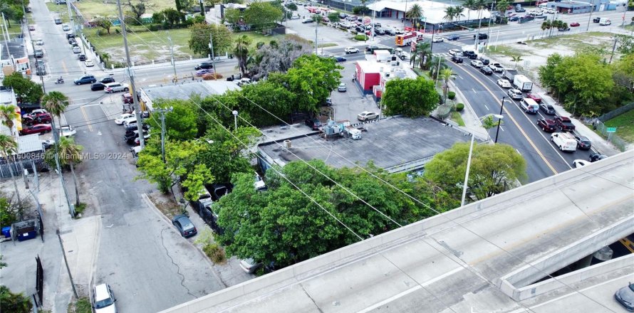 Commercial property in Miami, Florida № 1215672