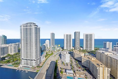 Condominio en venta en Hallandale Beach, Florida, 3 dormitorios, 161.37 m2 № 1394940 - foto 28