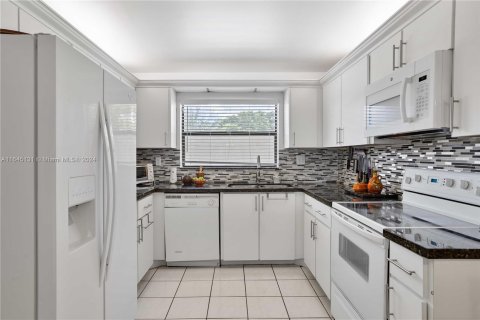 Condo in Sunrise, Florida, 2 bedrooms  № 1328741 - photo 10