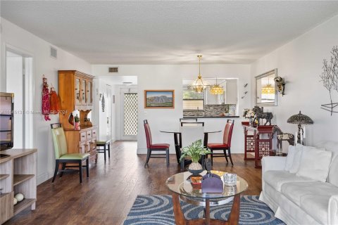 Condo in Sunrise, Florida, 2 bedrooms  № 1328741 - photo 9