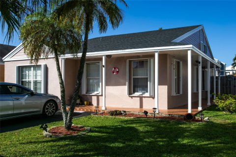 House in Sunrise, Florida 4 bedrooms, 141.4 sq.m. № 994172 - photo 16