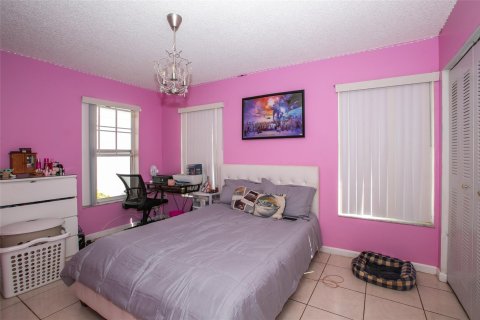 House in Sunrise, Florida 4 bedrooms, 141.4 sq.m. № 994172 - photo 5