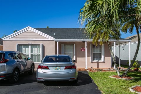 House in Sunrise, Florida 4 bedrooms, 141.4 sq.m. № 994172 - photo 17