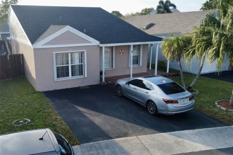 House in Sunrise, Florida 4 bedrooms, 141.4 sq.m. № 994172 - photo 20