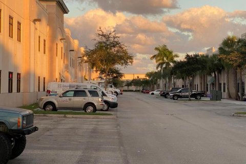 Immobilier commercial à vendre à Royal Palm Beach, Floride № 869855 - photo 9